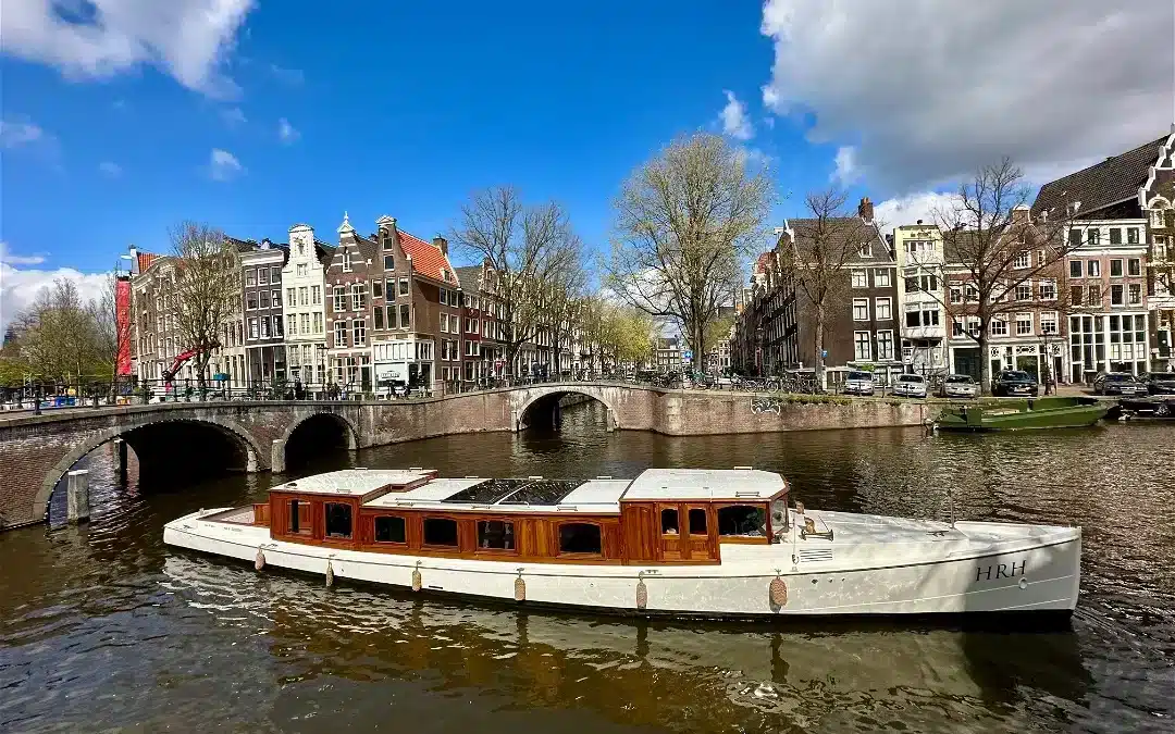 ‘HRH’ salonboot: private Bootsfahrt in modernem Luxus
