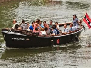 Schaluppe oder Salonboot mieten in Amsterdam für eine massgeschneiderte Grachtentour