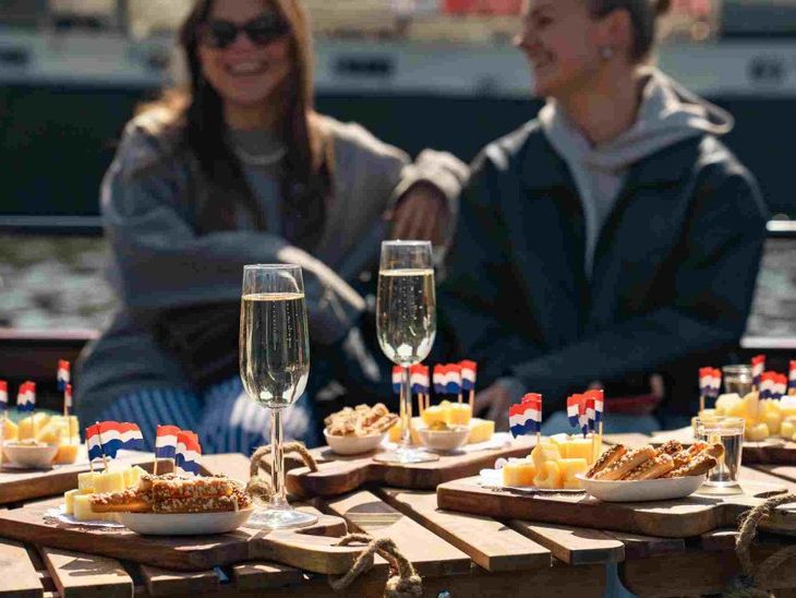 Grachtenfahrt ‚Cheese & Cheers‘ (Drinks, Käse und Brezel inklusive)